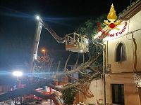L'albero crollato sulla palazzina