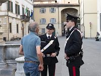 carabinieri parlano con un cittadino