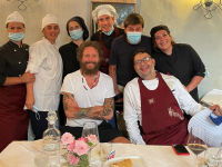 Jovanotti e Morandi (in piedi con la mascherina) nel ristorante a Cortona