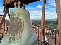 la campana Sulla Torre dell'Orologio di Chianciano Terme