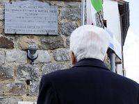 Il presidente Mattarella a Civitella dinanzi all'epigrafe commemorativa della strage