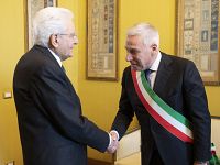 Il Presidente della Repubblica Sergio Mattarella saluta Giorgio Del Ghingaro, Sindaco di Viareggio