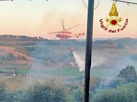 L'elicottero dei vigili del fuoco sul luogo dell'incendio