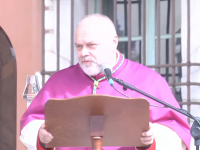 Il vescovo durante i saluti preliminari