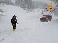 vigili del fuoco al lavoro nella neve