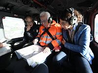 Il presidente Giani e il capo dipartimento protezione civile Curcio a bordo dell'elicottero