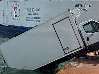 Il camion in bilico sulla banchina