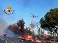 L'elicottero Drago sul luogo dell'incendio visto dalla Fipili