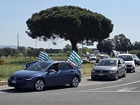 Il corteo di auto lumaca sull'Aurelia a Capalbio (Foto: CISL Grosseto / Facebook)