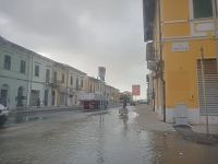Il mare ha invaso le strade a Marina di Pisa