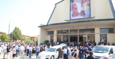 Folla per l'ultimo saluto a Marco Papiani