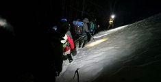 Bloccati in vetta dalla neve nel buio della notte