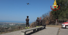 Droni in ricognizione sui luoghi dell'incendio