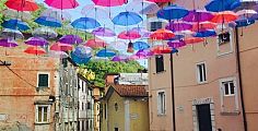 Gli ombrelli volanti invadono Torano