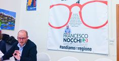 Regionali, Nocchi presenta i suoi occhiali rossi