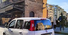 In auto su Ponte Vecchio in cerca di un parcheggio