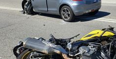 Schianto fatale contro un'auto, muore motociclista