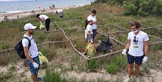 Volontari puliscono la spiaggia di Perelli 1