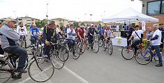 Sfilata di sessanta ciclisti per Bici in Città