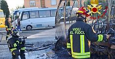 Due scuolabus in fiamme nel piazzale