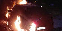 Perseguita la ex per mesi dà fuoco alla sua auto