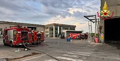 Incendio in un capannone in zona industriale