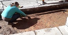 Il pavimento medievale affiorato dagli scavi