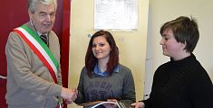 Premiate per l'onestà le due studentesse dell'Istituto Checchi