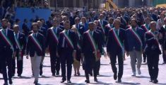 Sindaci toscani sfilano a Roma per la Festa della Repubblica