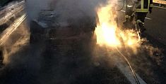 L'auto si incendia, fiamme sulla A1