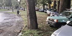 Giardino invaso dalle auto diventa un parcheggio