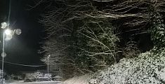 Notte di neve e il vento forte sferza la Toscana