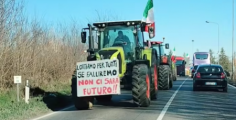 Oltre 100 trattori in marcia, continua la protesta