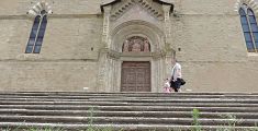 Le scale del Duomo nuovamente “fiorite”