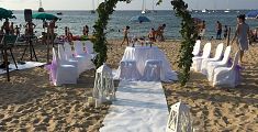 Matrimonio in spiaggia fra i turisti