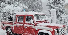 Auto e camion bloccati in strada per la neve