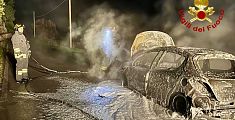 Fiamme nella notte divorano un'auto 