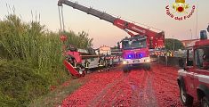 Camion si ribalta, Aurelia invasa dai pomodori