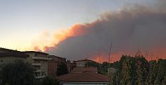 Monte Serra in fiamme, il fumo fino a Cecina