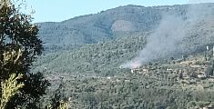 Il fuoco divora il bosco e minaccia la valle