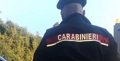 Ragazzi in gruppo spintonano i carabinieri, un arresto