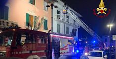 Incendio in albergo, lingue di fuoco visibili dalla strada