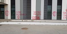 Scritte no vax sulle pareti dell'ospedale