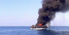 Barca in fiamme in mezzo al mare, due a bordo
