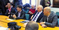 Il consigliere regionale Pier Paolo Tognocchi e Renzo Macelloni al centro, insieme ai sindaci Crecchi e Falchi 