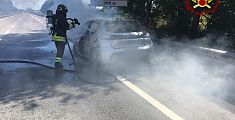 Auto prende fuoco in superstrada