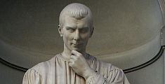 Particolare della statua di Machiavelli agli Uffizi