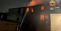 Casa in fiamme tra le palazzine adiacenti