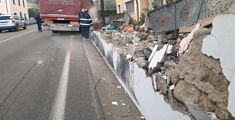 Camion urta e abbatte il muro di una abitazione