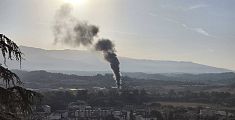 Un boato e lo stabilimento prende fuoco